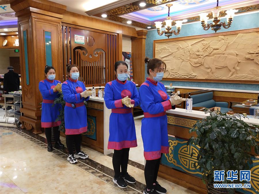 （圖文互動(dòng)）（6）特寫：限人數(shù)、分餐吃、用公筷&mdash;&mdash;偏遠(yuǎn)小城&ldquo;吃飯&rdquo;見聞