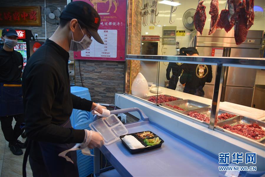 （聚焦復(fù)工復(fù)產(chǎn)&middot;圖文互動）（3）觸網(wǎng)接單、開發(fā)簡餐、直播賣貨&mdash;&mdash;餐企換招自救