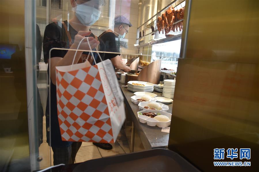 （聚焦復(fù)工復(fù)產(chǎn)&middot;圖文互動）（4）觸網(wǎng)接單、開發(fā)簡餐、直播賣貨&mdash;&mdash;餐企換招自救