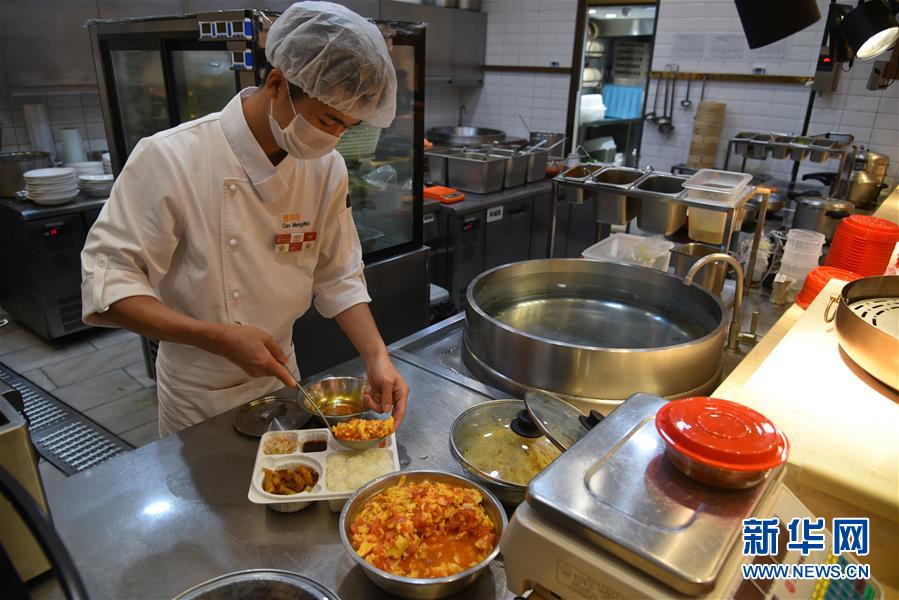 （聚焦復(fù)工復(fù)產(chǎn)&middot;圖文互動）（5）觸網(wǎng)接單、開發(fā)簡餐、直播賣貨&mdash;&mdash;餐企換招自救