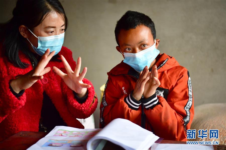 (決戰(zhàn)決勝脫貧攻堅·圖文互動)(1)特寫:疫情下的一堂特殊送教上門課