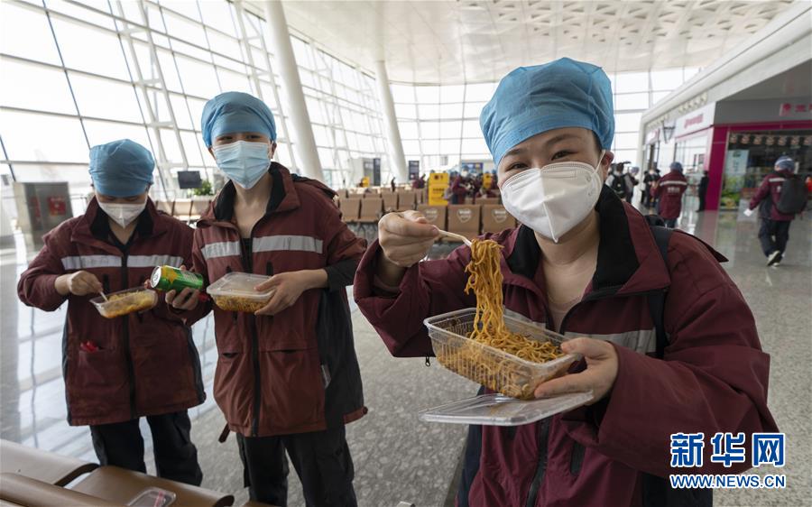 （新華全媒頭條&middot;圖文互動）（13）最美逆行者，武漢永遠(yuǎn)記得你！&mdash;&mdash;首批援鄂醫(yī)療隊返程紀(jì)實