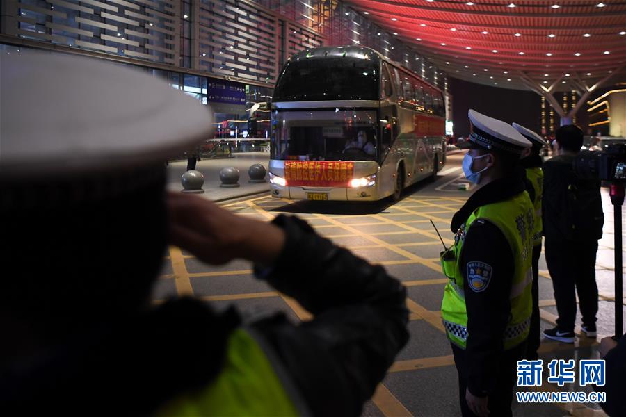 （新華全媒頭條&middot;圖文互動）（15）最美逆行者，武漢永遠(yuǎn)記得你！&mdash;&mdash;首批援鄂醫(yī)療隊返程紀(jì)實