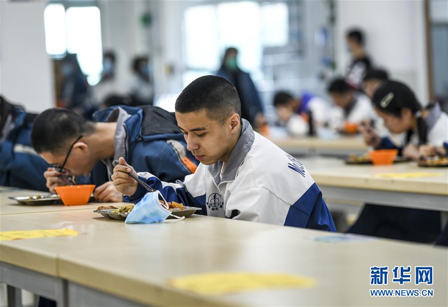 （圖文互動(dòng)）（6）&ldquo;早&rdquo;安同學(xué)，&ldquo;早&rdquo;安老師！&mdash;&mdash;新疆初高中畢業(yè)班復(fù)課一周回訪見聞