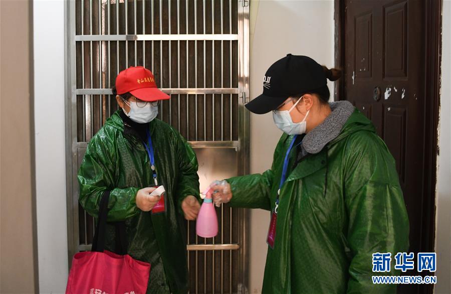 （習(xí)近平致敬的戰(zhàn)&ldquo;疫&rdquo;英雄&middot;社區(qū)工作者篇&middot;圖文互動(dòng)）（9）他們，堅(jiān)守一線(xiàn)戰(zhàn)風(fēng)雨