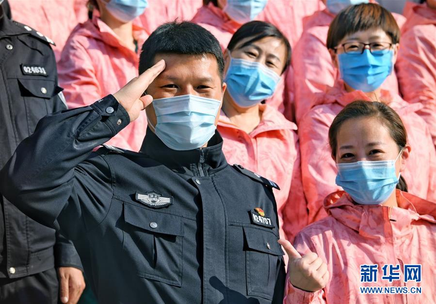 （習近平致敬的戰(zhàn)&ldquo;疫&rdquo;英雄&middot;公安干警篇&middot;圖文互動）（1）他們，抗疫一線鑄警魂