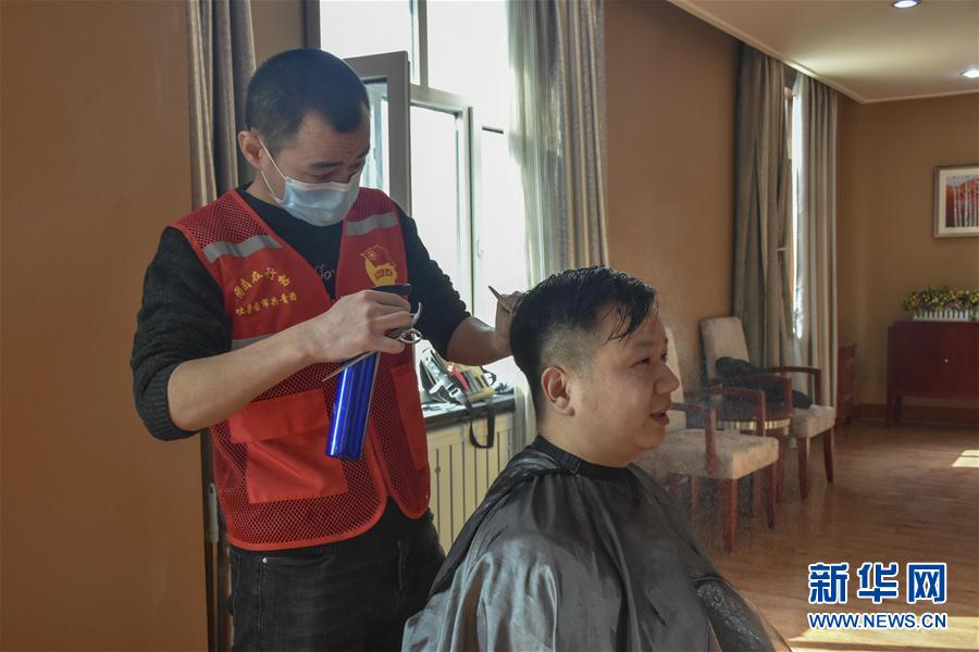 （一線抗疫群英譜&middot;圖文互動）（1）&ldquo;小小發(fā)屋&rdquo;溢真情&mdash;&mdash;新疆&ldquo;90后&rdquo;義務(wù)理發(fā)師馬國仁的故事