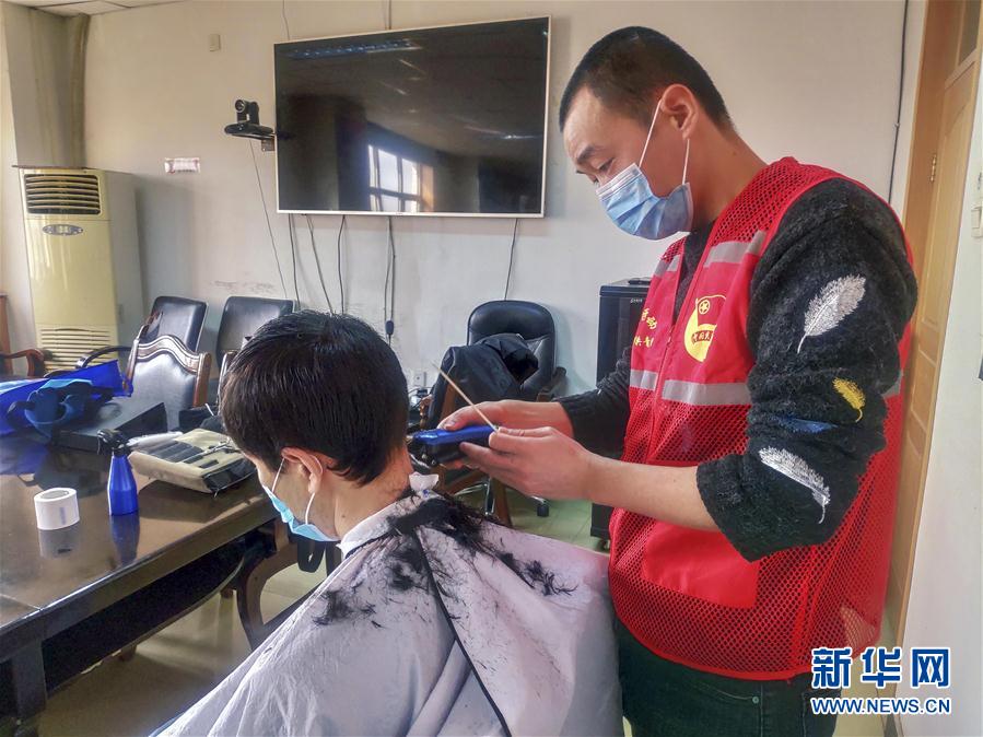 （一線抗疫群英譜&middot;圖文互動）（2）&ldquo;小小發(fā)屋&rdquo;溢真情&mdash;&mdash;新疆&ldquo;90后&rdquo;義務(wù)理發(fā)師馬國仁的故事