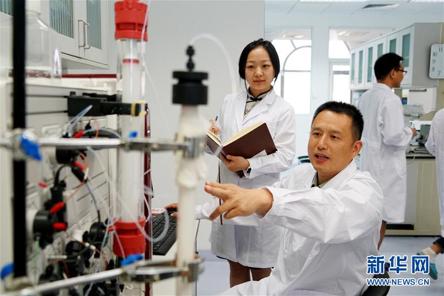 （習(xí)近平致敬的戰(zhàn)&ldquo;疫&rdquo;英雄&middot;科技工作者篇&middot;圖文互動）（2）他們，爭分奪秒與病魔較量