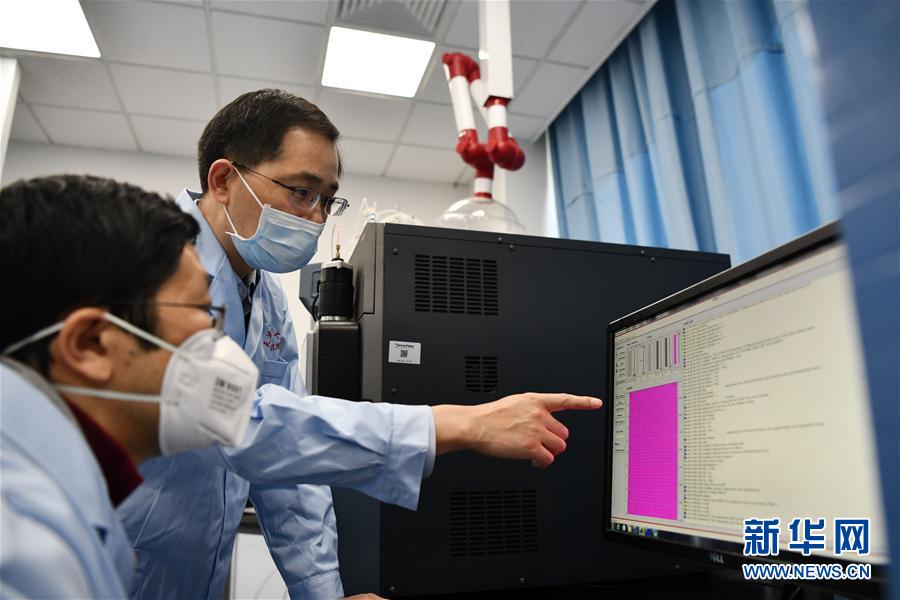 （習(xí)近平致敬的戰(zhàn)&ldquo;疫&rdquo;英雄&middot;科技工作者篇&middot;圖文互動）（7）他們，爭分奪秒與病魔較量