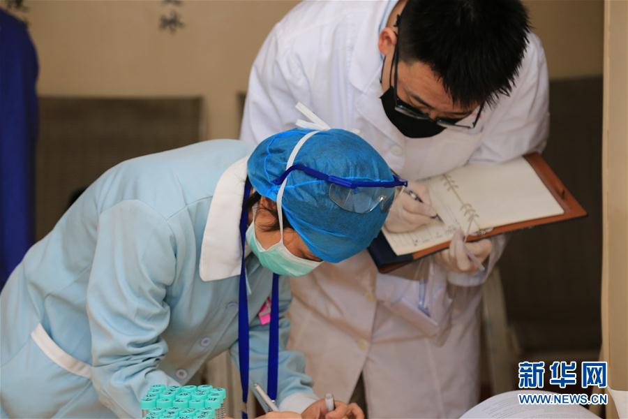 （習(xí)近平致敬的戰(zhàn)&ldquo;疫&rdquo;英雄&middot;科技工作者篇&middot;圖文互動）（8）他們，爭分奪秒與病魔較量