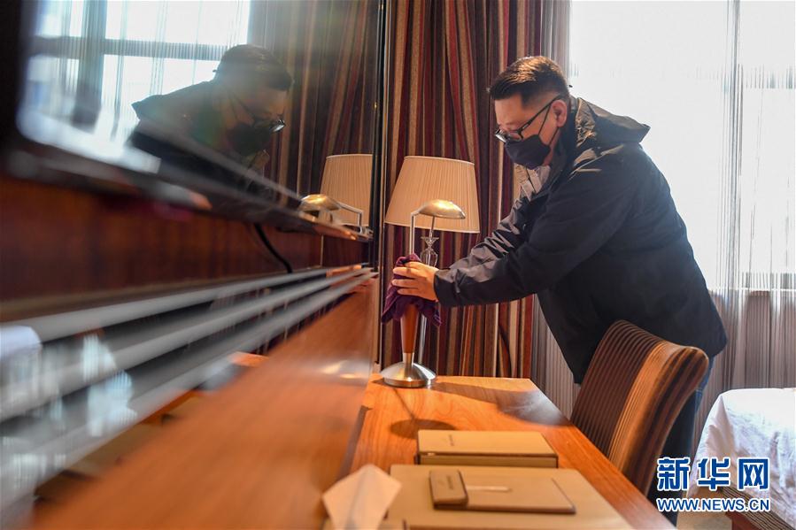 （一線抗疫群英譜&middot;圖文互動(dòng)）（3）服務(wù)白衣天使的&ldquo;管家&rdquo;艾厚宇