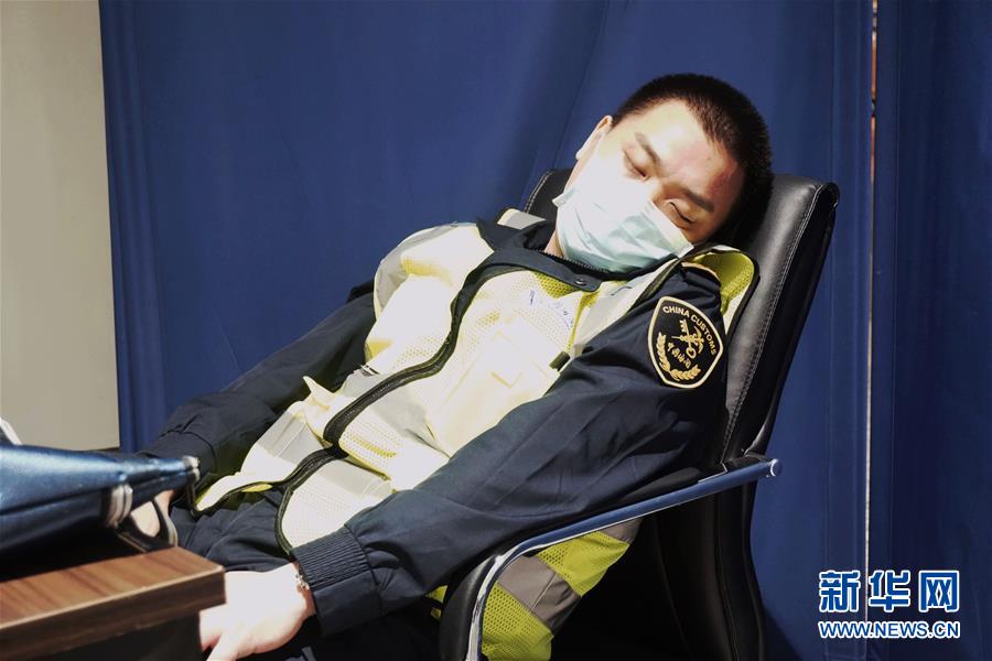 （一線抗疫群英譜&middot;圖文互動）武漢天河機場海關(guān)王銳：堅守國門一線69天 嚴防疫情輸入輸出