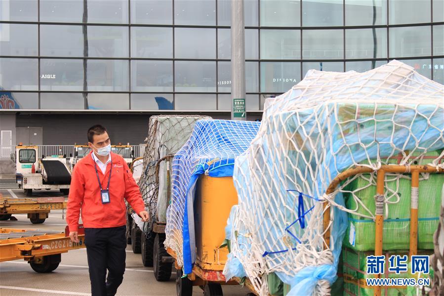 （一線抗疫群英譜&middot;圖文互動）機坪上，他為抗疫物資保駕護航