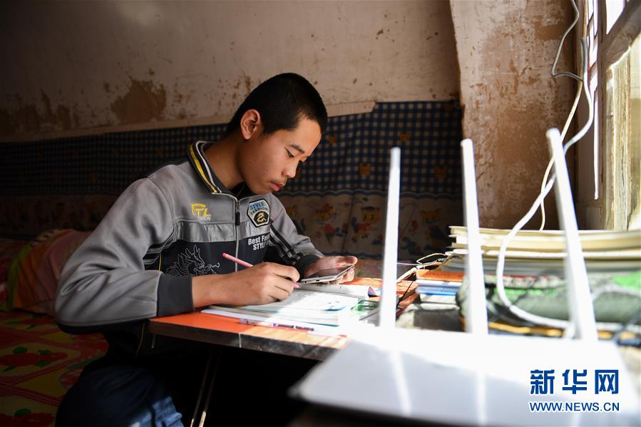 （在習近平新時代中國特色社會主義思想指引下&mdash;&mdash;新時代新作為新篇章&middot;習近平總書記關(guān)切事&middot;圖文互動）（7）讓城市更聰明　讓經(jīng)濟更智慧&mdash;&mdash;各地加快形成數(shù)字新動能促經(jīng)濟社會行穩(wěn)致遠