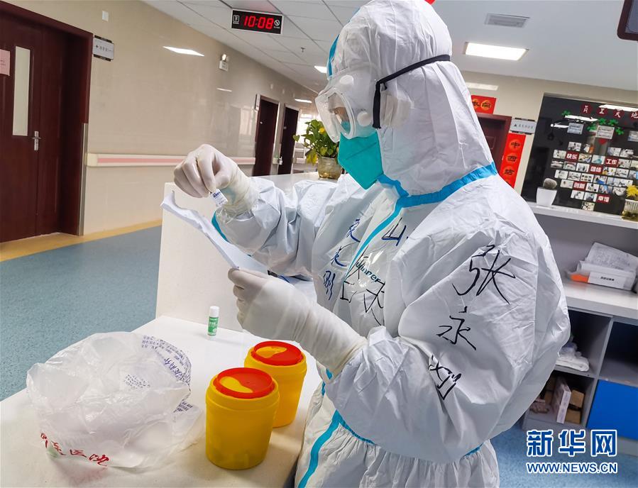 （一線抗疫群英譜&middot;圖文互動(dòng)）（2）護(hù)師張永剛：換一個(gè)&ldquo;戰(zhàn)場&rdquo;去戰(zhàn)斗