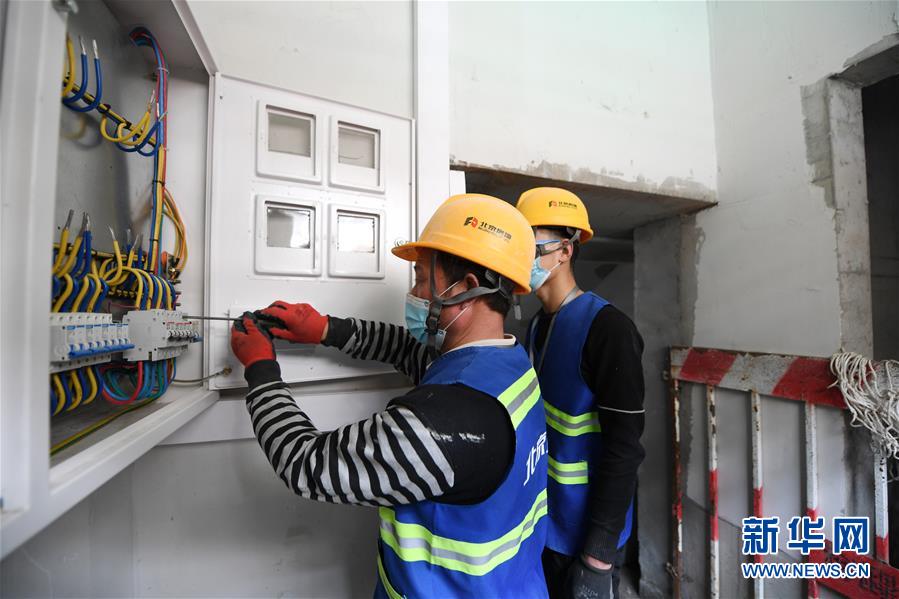 （新華全媒頭條&middot;圖文互動(dòng)）（5）88級(jí)臺(tái)階，終于不再是座&ldquo;山&rdquo;？&mdash;&mdash;北京老舊小區(qū)加裝電梯現(xiàn)狀調(diào)查