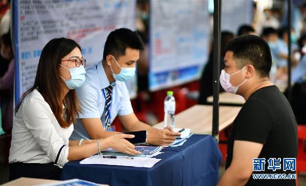 （聚焦復(fù)工復(fù)產(chǎn)）（3）海口舉辦&ldquo;戰(zhàn)疫情&middot;促就業(yè)&rdquo;招聘會