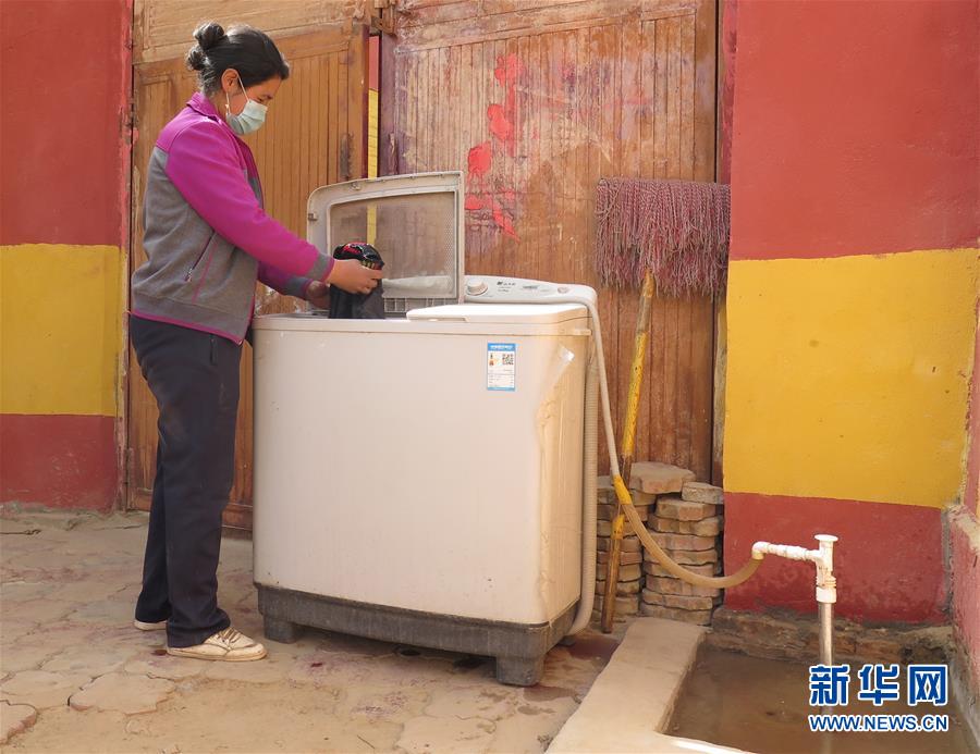 （新華全媒頭條&middot;圖文互動）（10）春天里的5個&ldquo;戰(zhàn)貧&rdquo;瞬間&mdash;&mdash;習近平總書記關(guān)于脫貧攻堅決策部署指引攻克最后的深貧堡壘