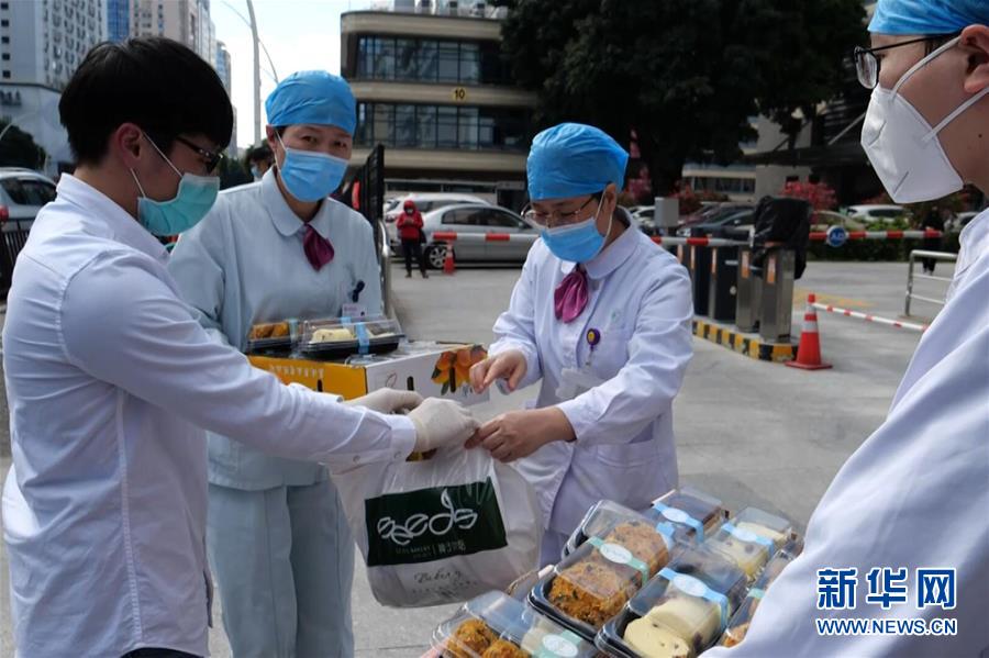 （一線抗疫群英譜&middot;圖文互動）（2）郭屹凡：用&ldquo;暖心咖啡&rdquo;溫暖人們