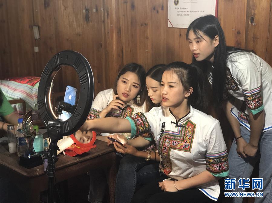 （決戰(zhàn)決勝脫貧攻堅&middot;圖文互動）（5）田野&ldquo;變奏&rdquo;讓薄土&ldquo;生金&rdquo;&mdash;&mdash;貴州農村產業(yè)革命助推脫貧攻堅見聞