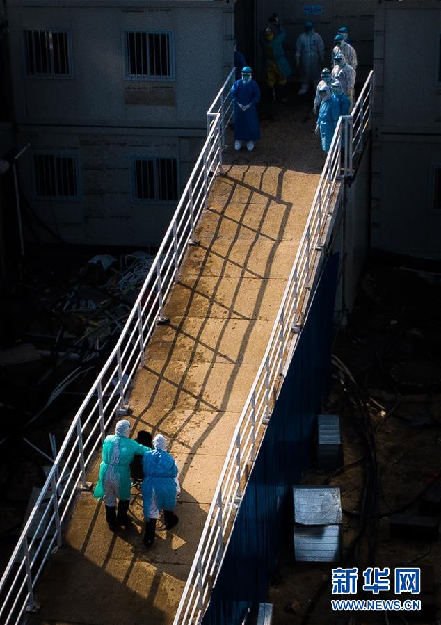 （聚焦疫情防控&middot;圖文互動(dòng)）（10）分秒必爭(zhēng)！一切為了治病救人&mdash;&mdash;中國(guó)抗疫生命至上的生動(dòng)實(shí)踐