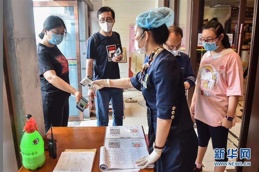 （圖文互動(dòng)）（1）北京節(jié)日市場(chǎng)復(fù)工忙、人氣旺