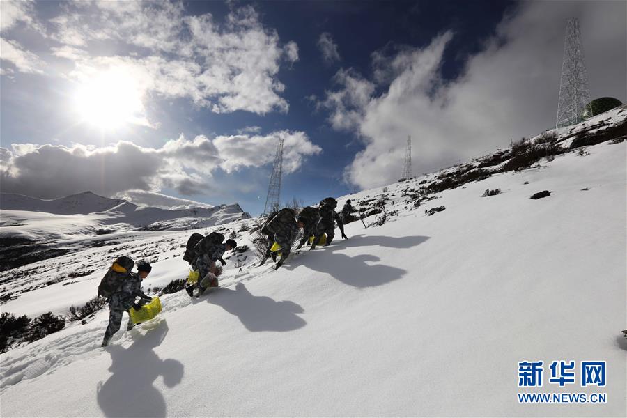 （圖文互動）（1）特寫：山再高，也要把給養(yǎng)送上去！