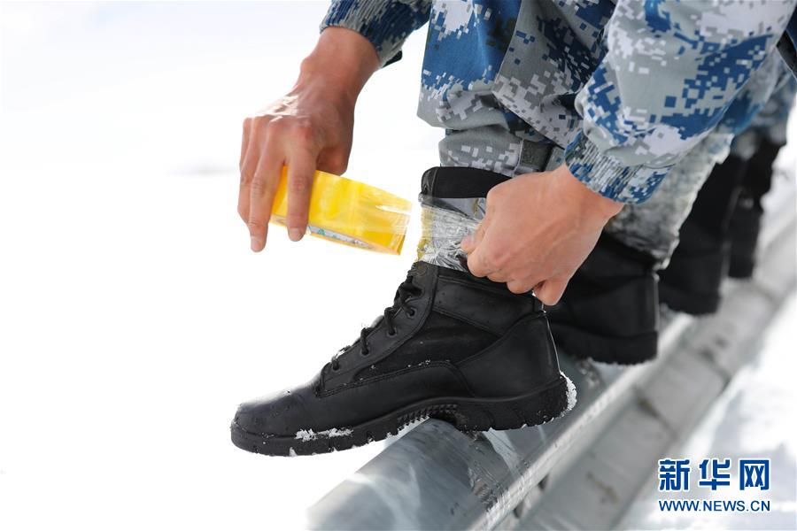 （圖文互動）（2）特寫：山再高，也要把給養(yǎng)送上去！