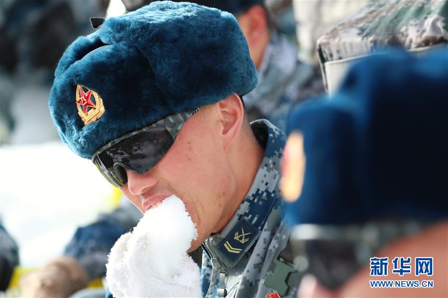 （圖文互動）（3）特寫：山再高，也要把給養(yǎng)送上去！