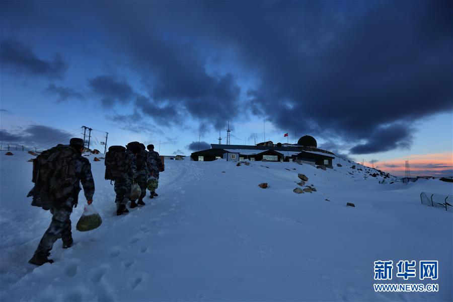 （圖文互動）（5）特寫：山再高，也要把給養(yǎng)送上去！