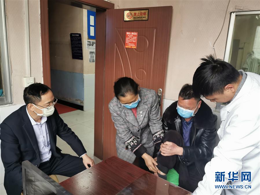 （在習(xí)近平新時(shí)代中國特色社會(huì)主義思想指引下&mdash;&mdash;新時(shí)代新作為新篇章&middot;習(xí)近平總書記關(guān)切事&middot;圖文互動(dòng)）（8）增強(qiáng)困難群眾對疫情影響的抵抗力