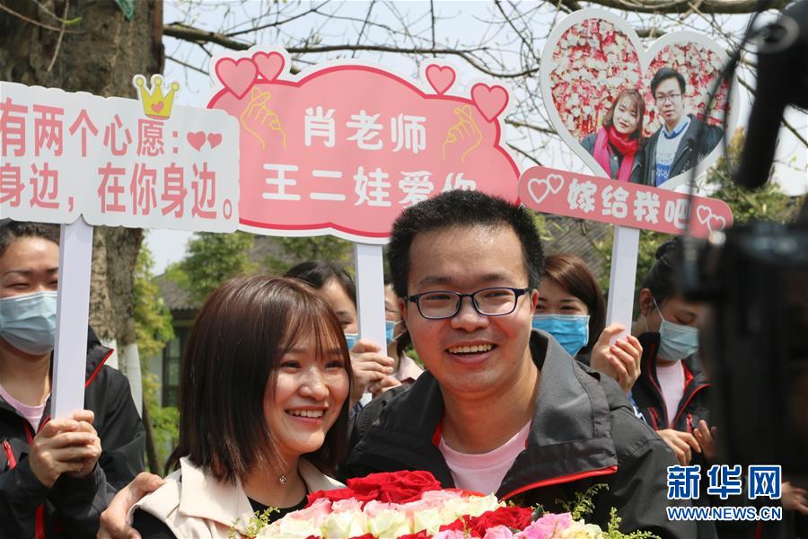 （新華全媒頭條&middot;圖文互動(dòng)）（12）&ldquo;我看不見(jiàn)你的樣子，但我知道你是誰(shuí)&rdquo;&mdash;&mdash;寫(xiě)在國(guó)際護(hù)士節(jié)來(lái)臨之際