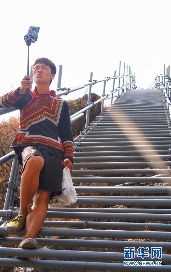（熱點鮮報&middot;圖文互動）（2）出懸崖記&mdash;&mdash;四川涼山&ldquo;懸崖村&rdquo;貧困群眾走下&ldquo;天梯&rdquo;搬新居