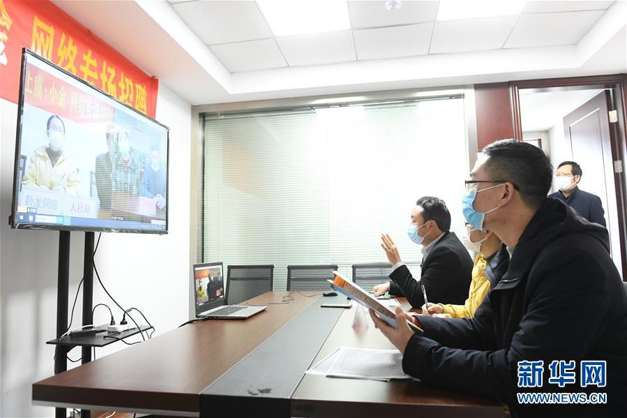 （新華全媒頭條&middot;圖文互動(dòng)）（18）從人民中汲取磅礴力量&mdash;&mdash;習(xí)近平總書記同出席2020年全國兩會(huì)人大代表、政協(xié)委員共商國是紀(jì)實(shí)