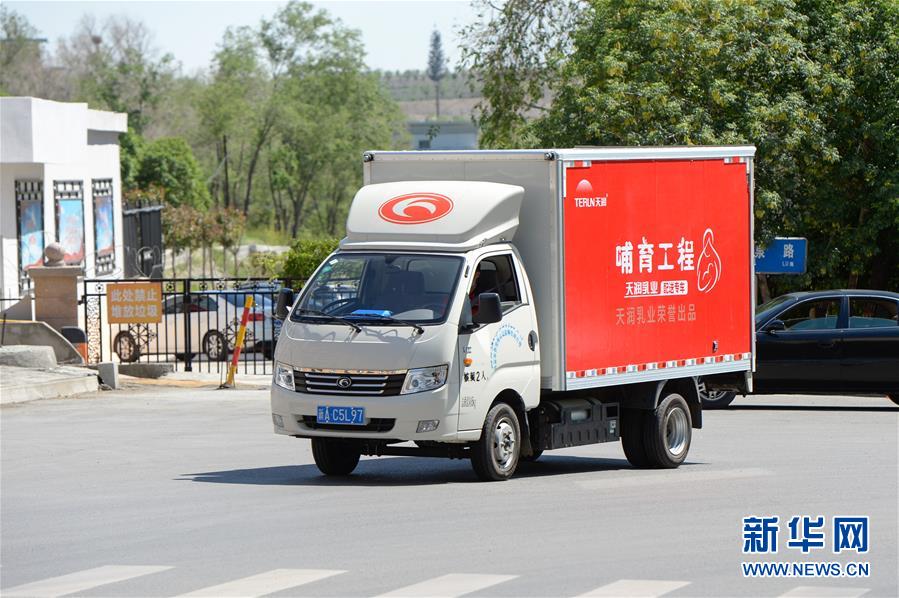 （圖文互動(dòng)）（3）烏魯木齊：實(shí)施&ldquo;哺育工程&rdquo; 23萬余學(xué)齡前兒童免費(fèi)喝牛奶