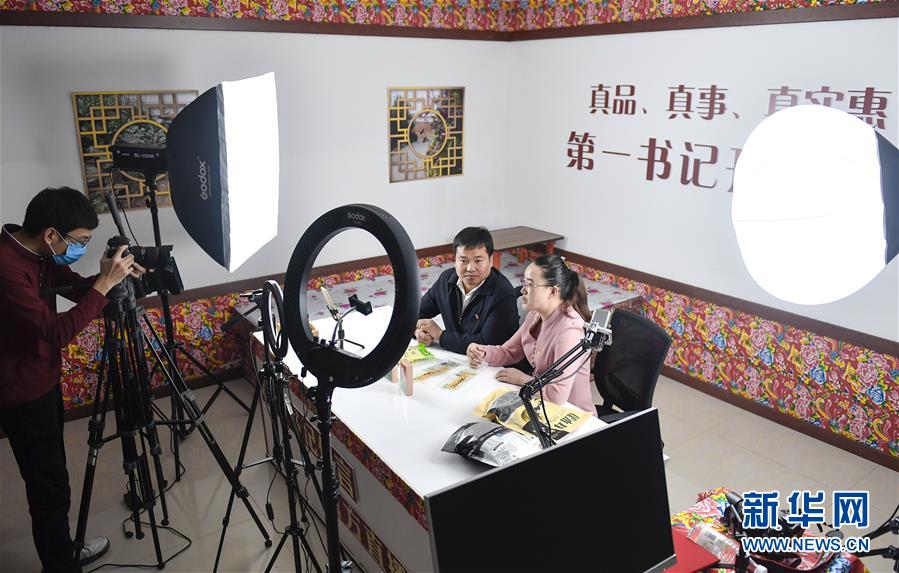 （在習(xí)近平新時(shí)代中國(guó)特色社會(huì)主義思想指引下&mdash;&mdash;新時(shí)代新作為新篇章&middot;習(xí)近平總書(shū)記關(guān)切事&middot;圖文互動(dòng)）（2）&ldquo;電&rdquo;亮脫貧致富路&mdash;&mdash;脫貧攻堅(jiān)戰(zhàn)中的電商故事