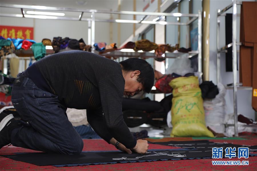 (決戰(zhàn)決勝脫貧攻堅·圖文互動)(2)電商扶貧鋪就藏區(qū)脫貧致富“快車道”