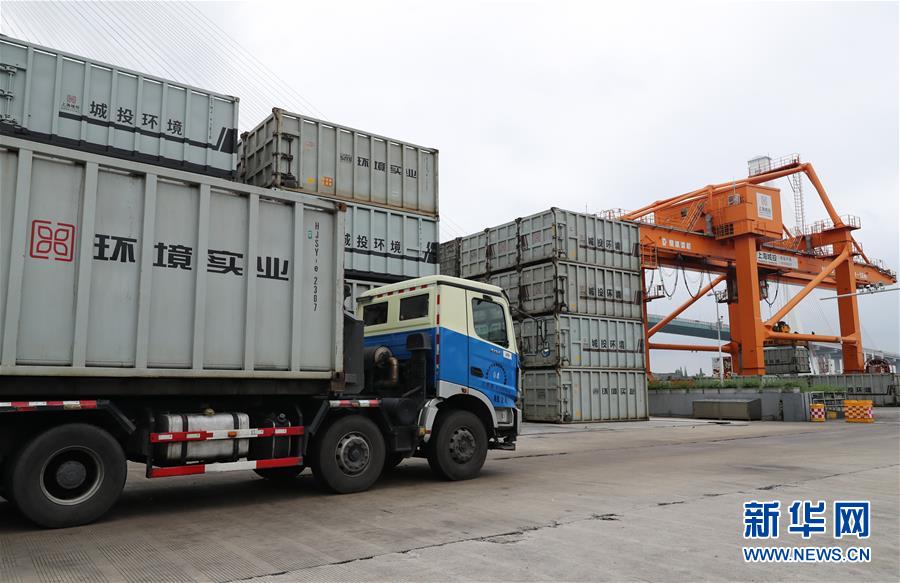 (新華全媒頭條·圖文互動(dòng))(1)演繹新時(shí)尚 答好治理卷——上海實(shí)施垃圾分類效果追蹤