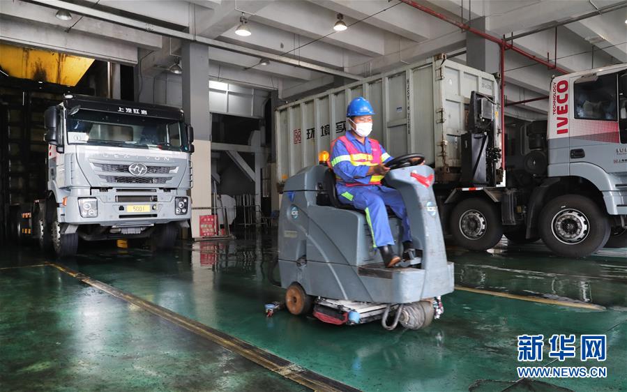 (新華全媒頭條·圖文互動(dòng))(4)演繹新時(shí)尚 答好治理卷——上海實(shí)施垃圾分類效果追蹤