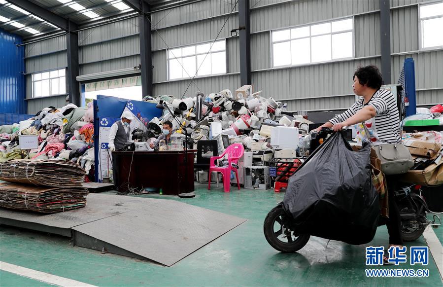 (新華全媒頭條·圖文互動(dòng))(9)演繹新時(shí)尚 答好治理卷——上海實(shí)施垃圾分類效果追蹤