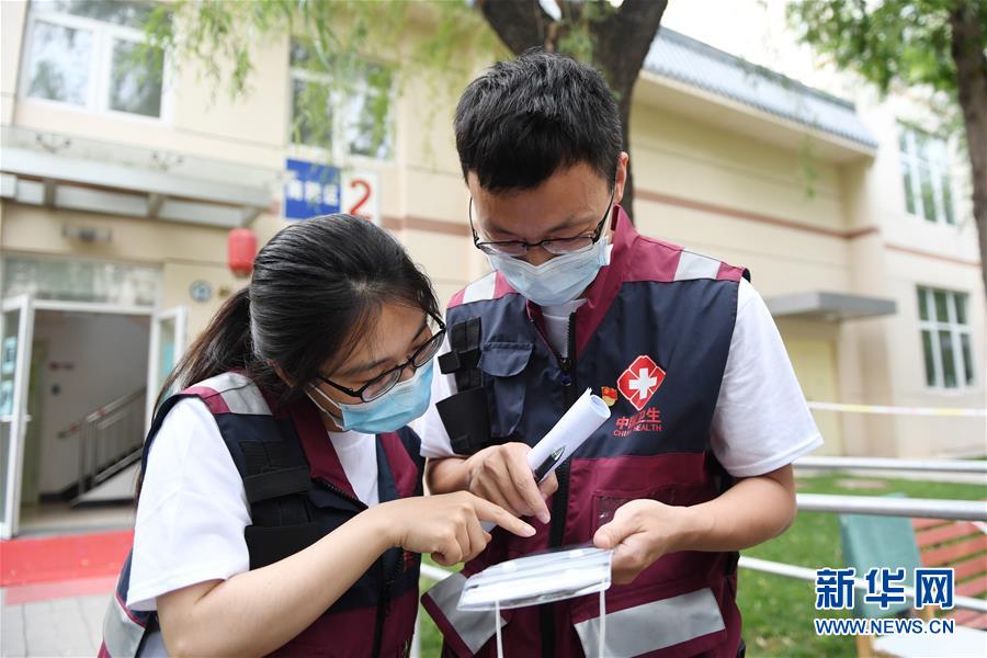 (聚焦疫情防控)(11)北京:抗疫一線黨旗紅