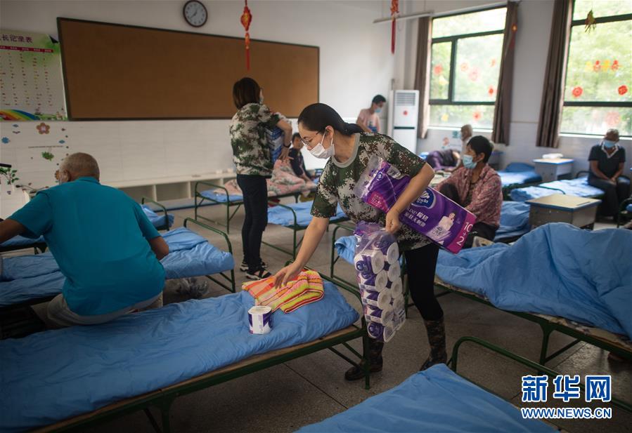 （防汛抗洪&middot;圖文互動(dòng)）（2）為人民生命安全撐起&ldquo;安全傘&rdquo;&mdash;&mdash;湖北緊急轉(zhuǎn)移安置受災(zāi)群眾速寫(xiě)