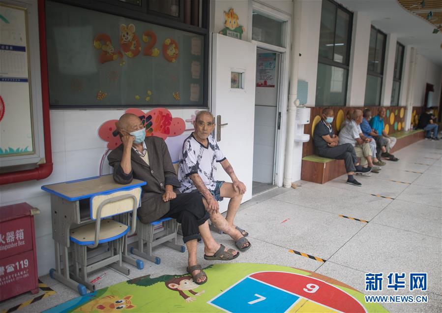 （防汛抗洪&middot;圖文互動(dòng)）（3）為人民生命安全撐起&ldquo;安全傘&rdquo;&mdash;&mdash;湖北緊急轉(zhuǎn)移安置受災(zāi)群眾速寫(xiě)