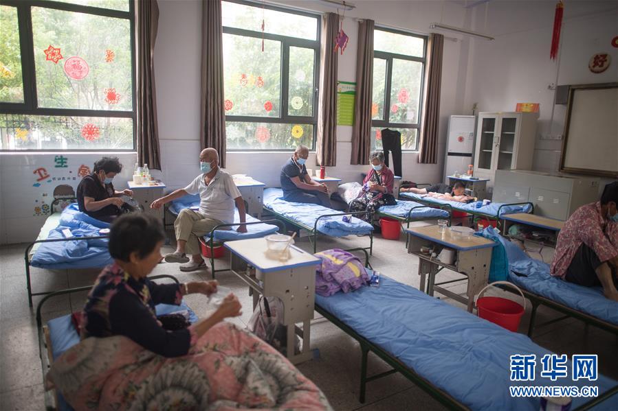 （防汛抗洪&middot;圖文互動(dòng)）（6）為人民生命安全撐起&ldquo;安全傘&rdquo;&mdash;&mdash;湖北緊急轉(zhuǎn)移安置受災(zāi)群眾速寫(xiě)