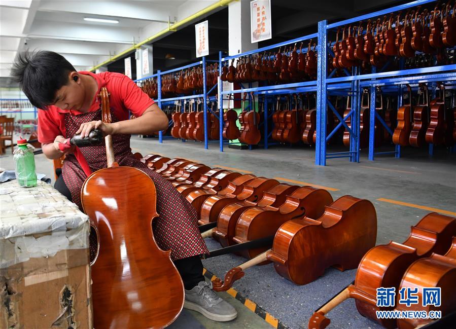 （走向我們的小康生活&middot;圖文互動）（1）放下鋤頭，卻撥動命運(yùn)的琴弦