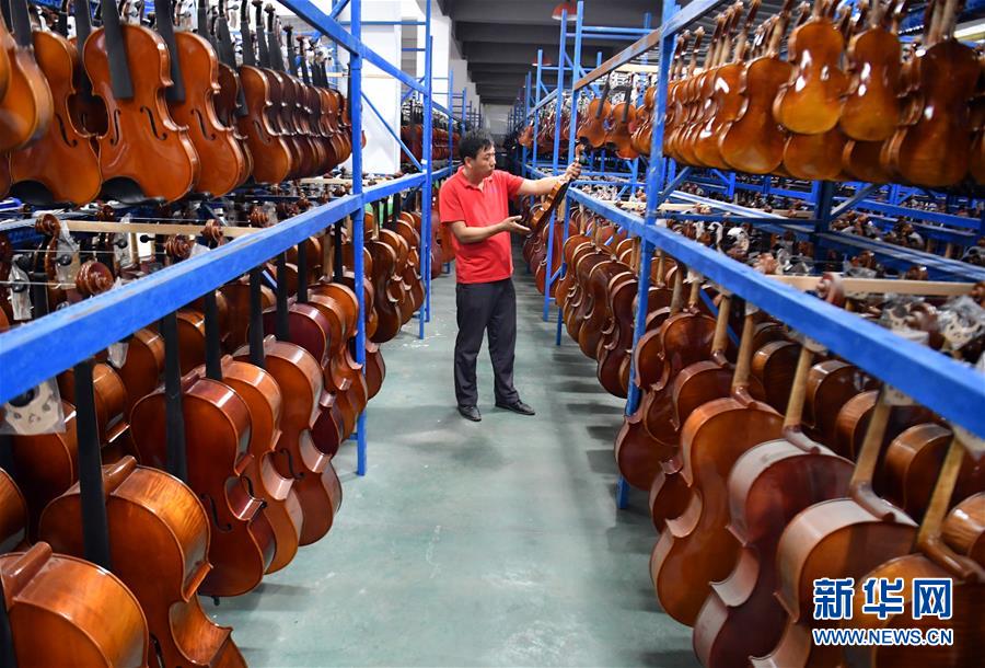 （走向我們的小康生活&middot;圖文互動）（3）放下鋤頭，卻撥動命運(yùn)的琴弦