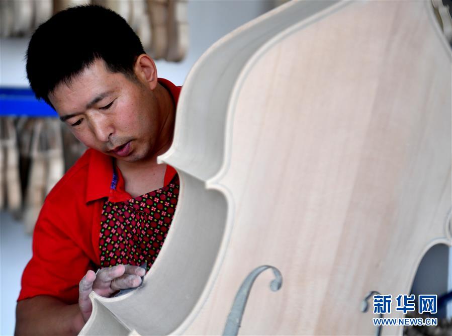 （走向我們的小康生活&middot;圖文互動）（4）放下鋤頭，卻撥動命運(yùn)的琴弦