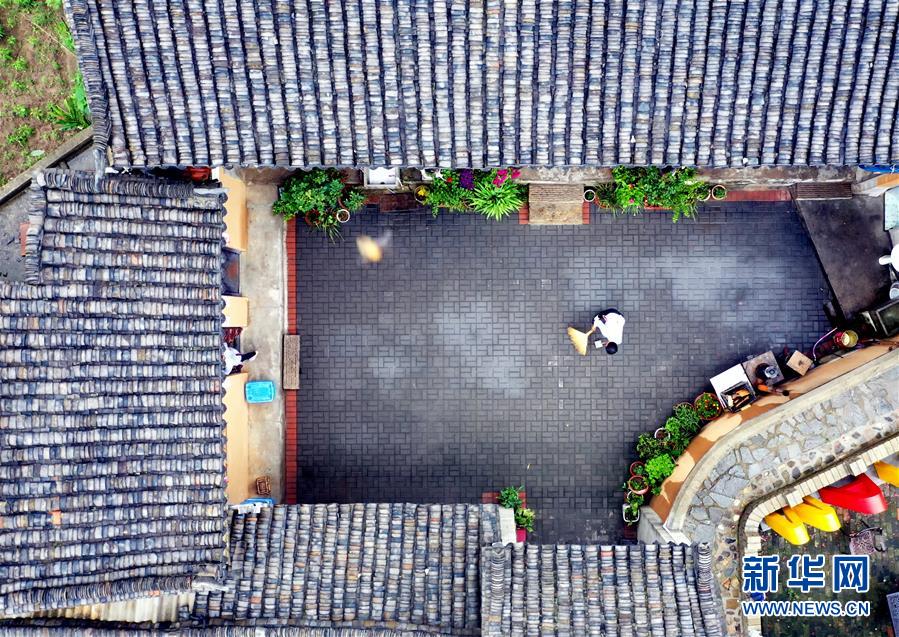 （新華全媒頭條&middot;走向我們的小康生活&middot;圖文互動）（3）大山深處有&ldquo;新家&rdquo;&mdash;&mdash;大別山村繪出現(xiàn)代版&ldquo;富春山居圖&rdquo;