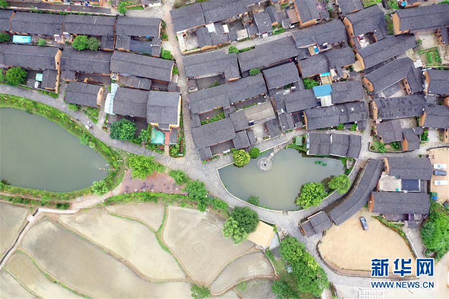 （新華全媒頭條&middot;走向我們的小康生活&middot;圖文互動）（7）大山深處有&ldquo;新家&rdquo;&mdash;&mdash;大別山村繪出現(xiàn)代版&ldquo;富春山居圖&rdquo;